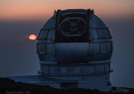 Imagen desde el Gran Telescopio Canarias, desde La Palma, del eclipse solar registrado en 2023. En el vídeo, recreación del recorrido que realizará este fenómeno en su máxima magnitud.