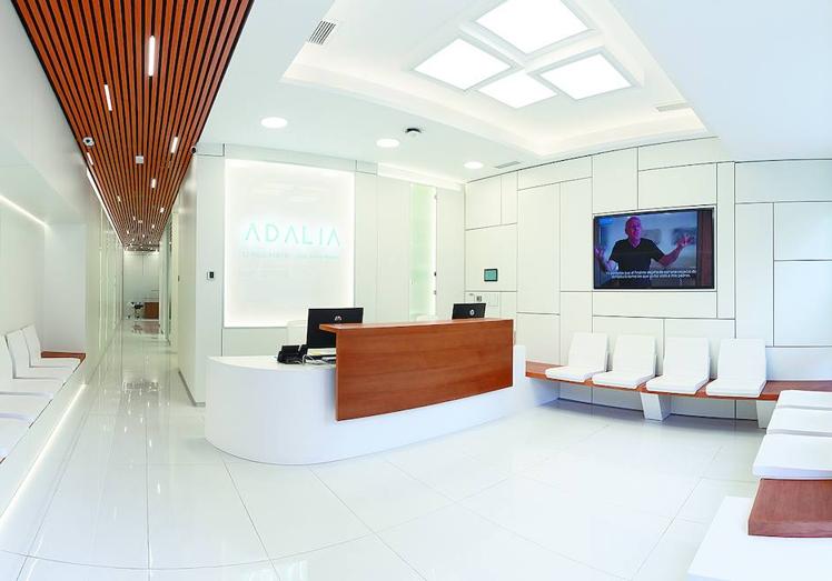 Las modernas instalaciones de Clínica Dental Adalia en la calle Primero de mayo de Las Palmas de Gran Canaria.
