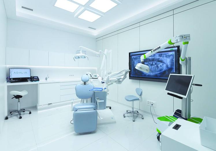 Las modernas instalaciones de Clínica Dental Adalia en la calle Primero de mayo de Las Palmas de Gran Canaria.