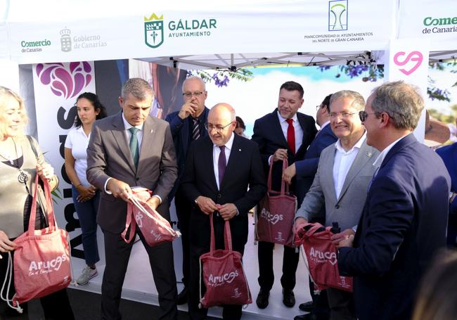 Las autoridades, tras la inauguración en el stand del municipio de Arucas.