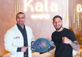 El boxeador Samuel Carmona y el doctor Kevin Armas posan sonrientes en Kala by HPS.