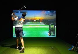Golfista probando en Puerto del Carmen los equipos de juego virtual.