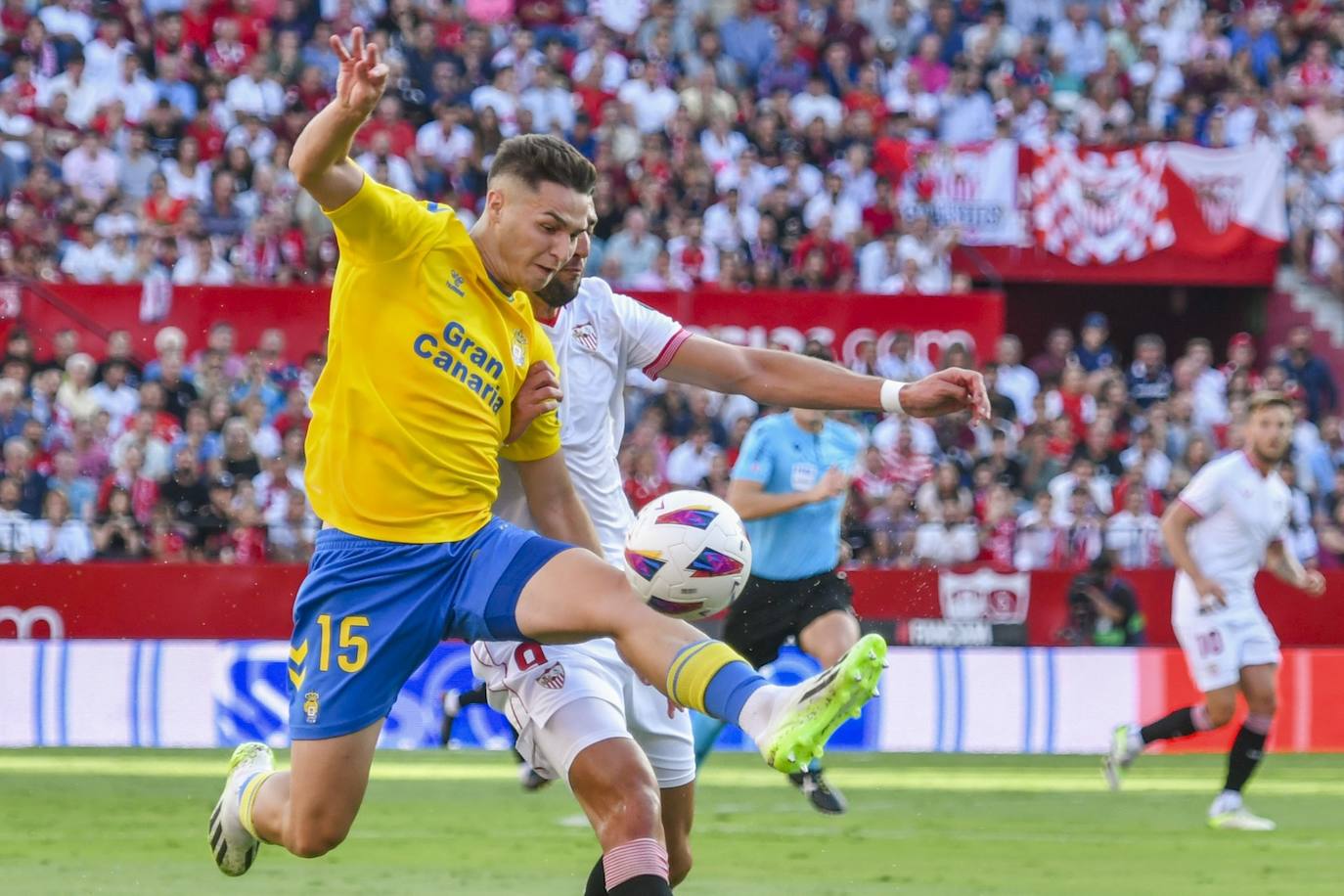 Mika Mármol y Rafa Mir, en el duelo de la UD ante el Sevilla en el Pizjuán.