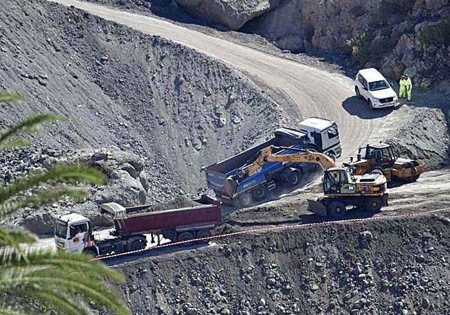 Vehiculos y trabajadores en las obras que se ejecutan en la presa de Soria.