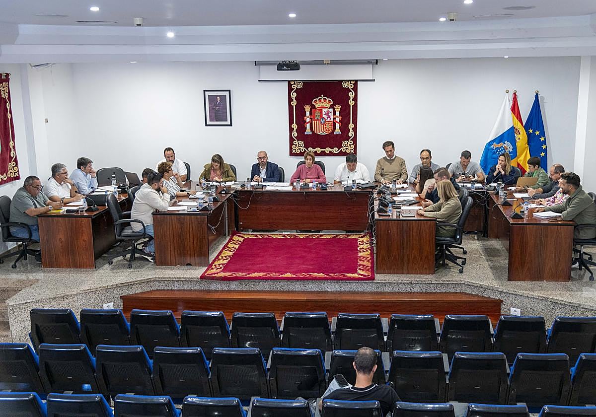 Último pleno de Mogán. A la izquierda y al fondo, los dos ediles de NC.