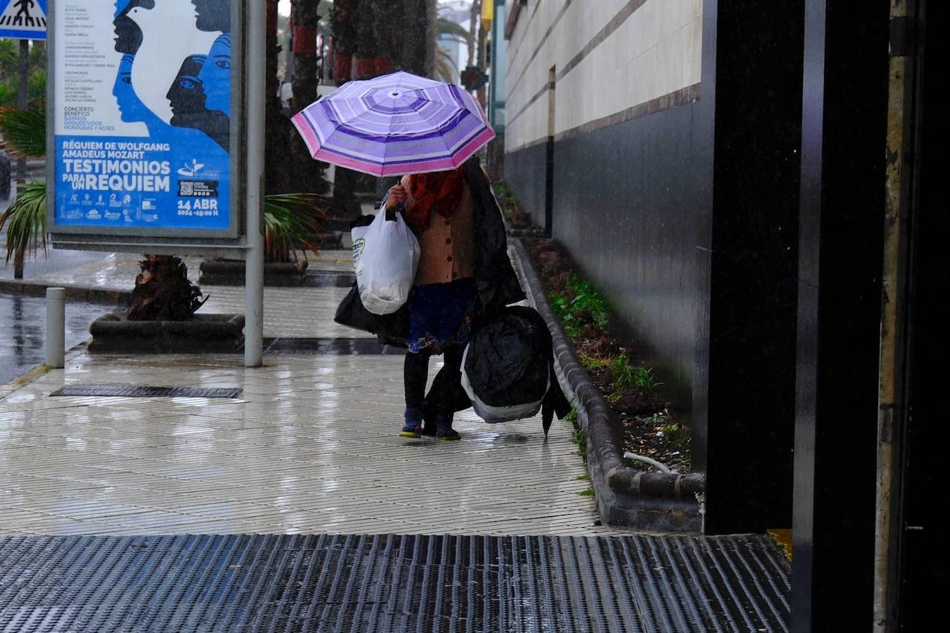 Lluvia inesperada en la capital grancanaria