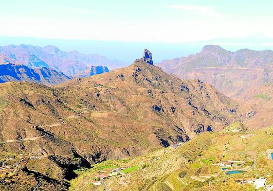 Vista de las cumbres de Gran Canaria, con el Roque Nublo y el Roque Bentayga sobresaliendo en el paisaje. Al fondo, a la derecha, el Teide.