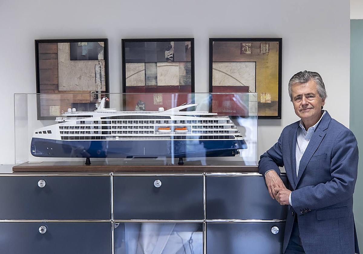 El empresario malagueño Elisardo Sánchez, socio fundador y presidente de Alma Cruceros, posa durante una entrevista con EFE en Málaga.