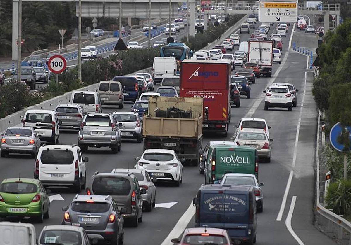 Circulación lenta a la altura del centro comercial La Mareta de Telde, en la autovía del Sur. Juan Carlos Alonso