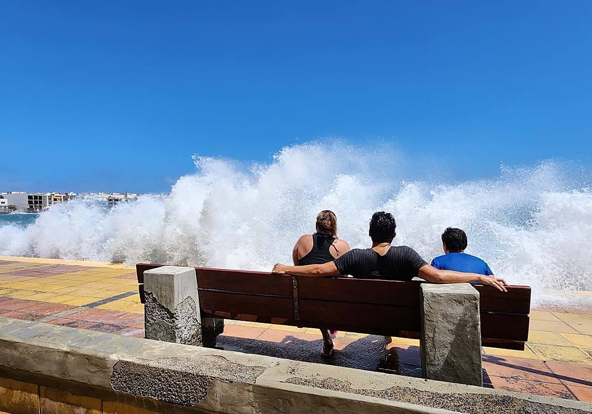 Las olas arrecian con fuerza en el paseo de Arinaga
