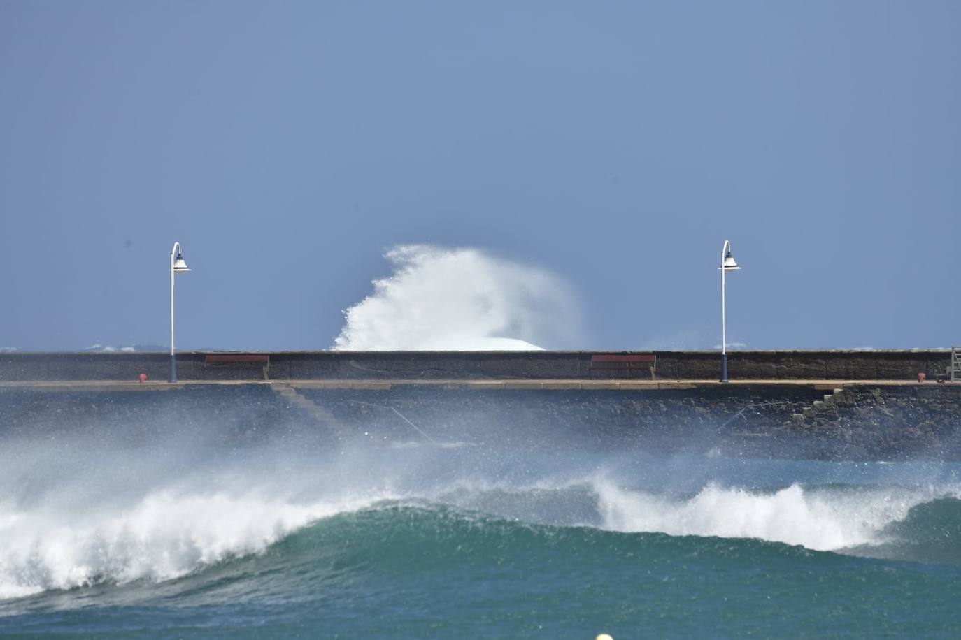 Las olas arrecian con fuerza en el paseo de Arinaga