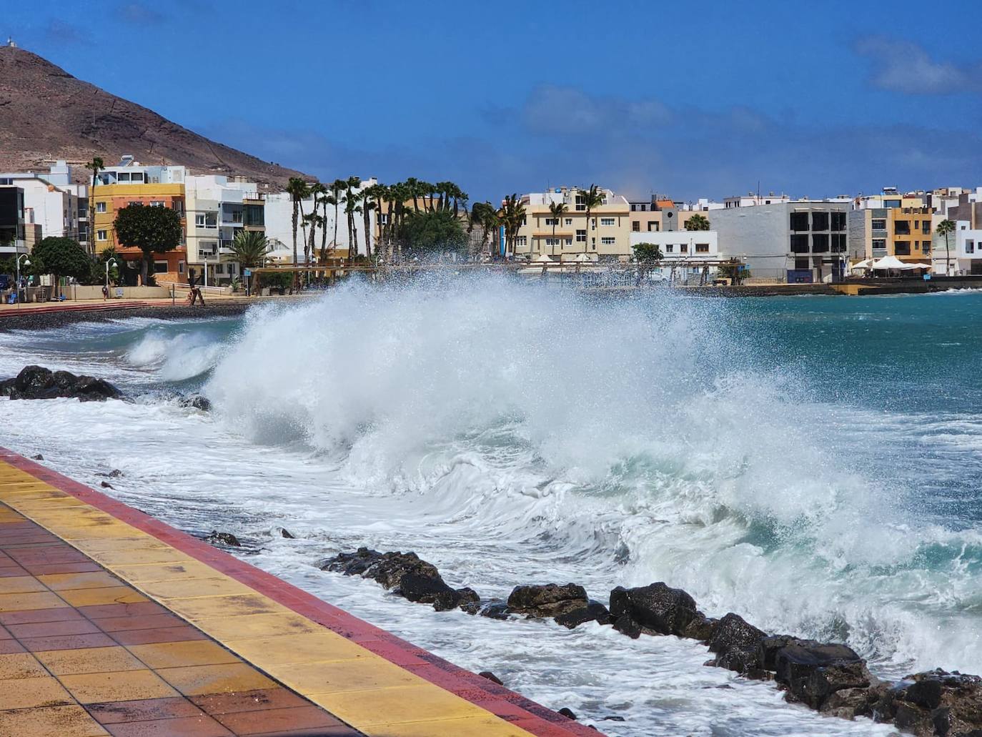 Las olas arrecian con fuerza en el paseo de Arinaga