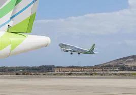 Imagen de un avión de Binter despegando.