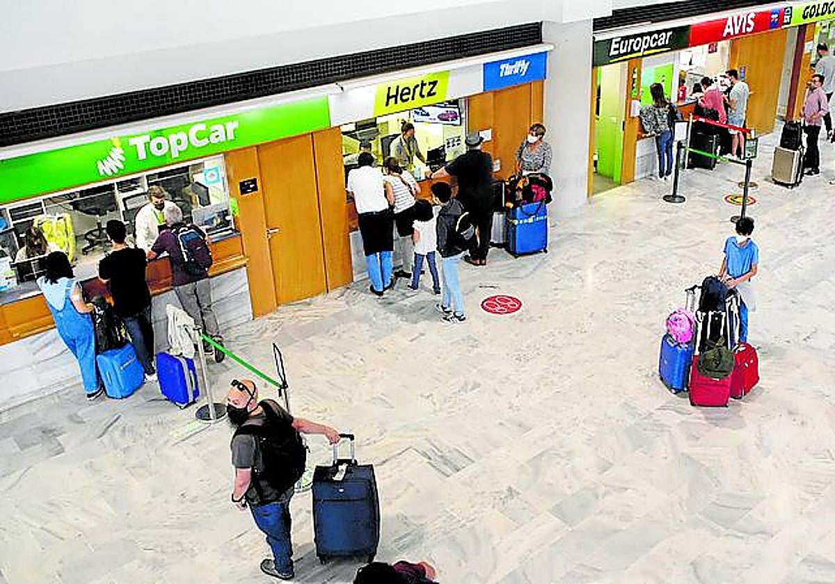 Imagen de turistas en los mostradores de 'rent a car' en Lanzarote.