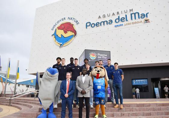 Imágenes del recorrido realizado por la plantilla de baloncesto en el recinto capitalino con la presencia en el interior de alumnos de varios centros educativos