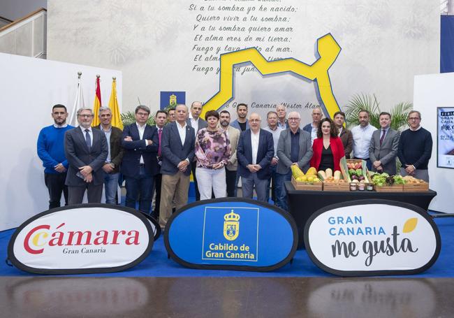 Organizadores y participantes en la presentación de la feria.