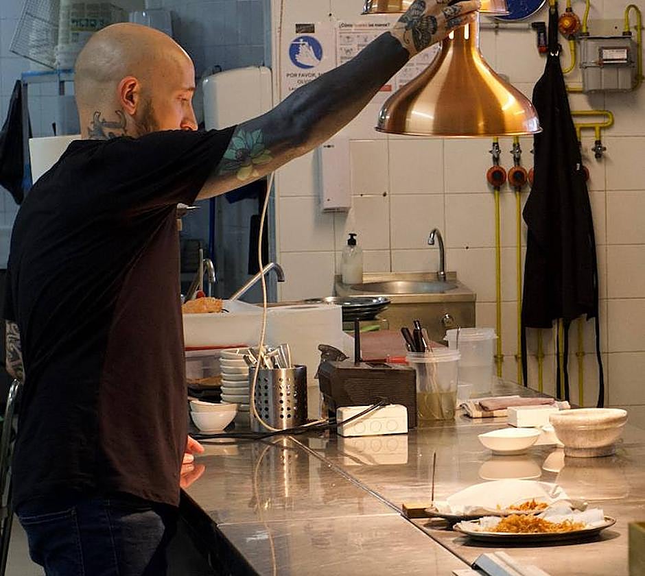 El cocinero, durante un servicio.