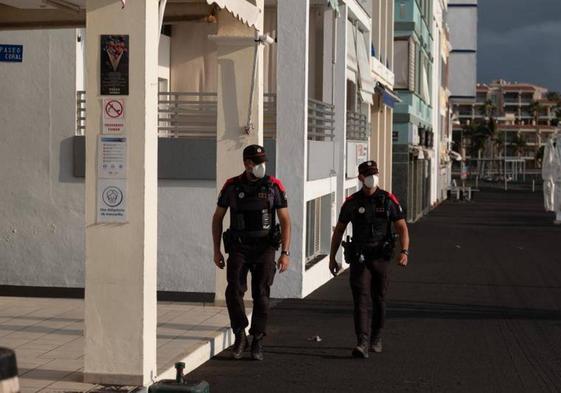 Imagen de archivo de dos agente de la Policía Canaria patrullando por la localidad turística de Puerto Naos.