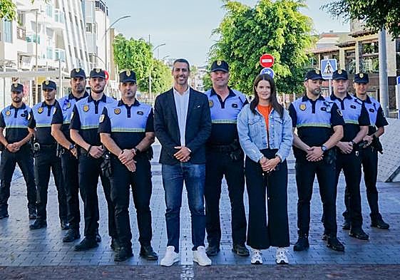 El alcalde Isaí Blanco, la edil Alexandra Martín, el subinspector Jorge Fleitas y los nuevos agentes locales.