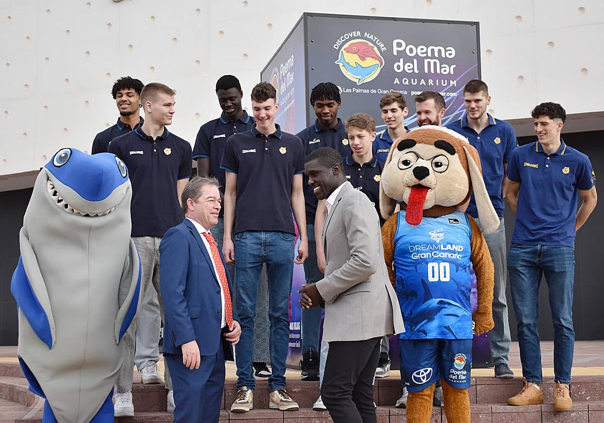 Sitapha Savané dialoga con Chistoph Kiessling antes de la visita a Poema del Mar este miércoles.