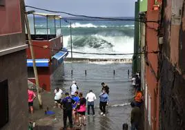 La subida del nivel del mar hizo que las calles del barrio de San Cristóbal resultasen inundadas.