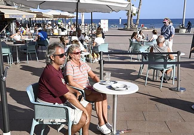 Turistas en una terraza en el sur de Gran Canaria.