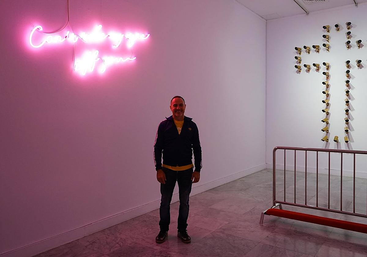 Alfons Simó, junto a parte de 'Can't take my eyes off you'.