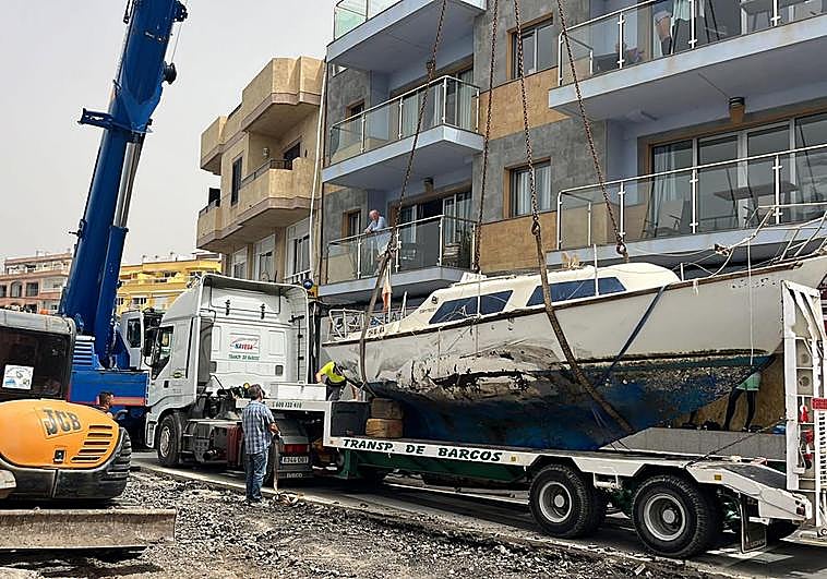 El velero, ya sobre el camión.
