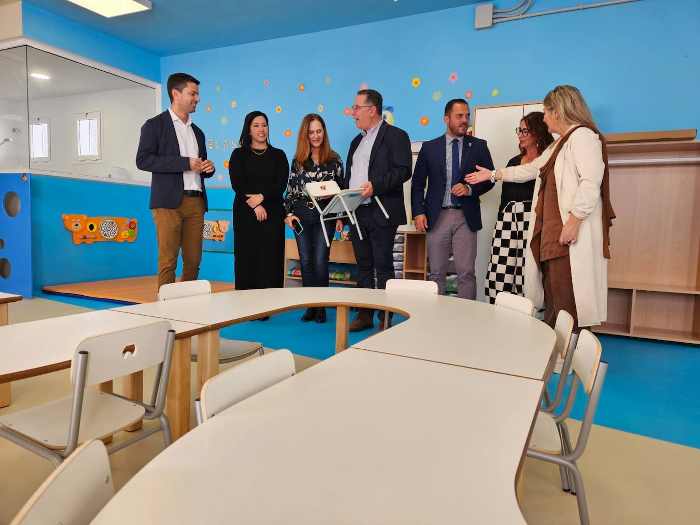 El consejero de Educación, Poli Suárez (c), en una visita a una aula de 0 a 3 que abrió en enero de este año.