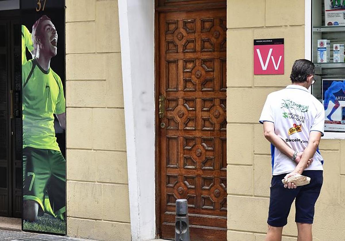 Imagen del portal de una vivienda vacacional en la capital grancanaria.