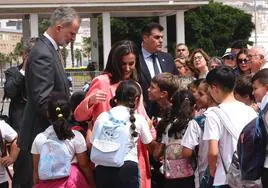 Los reyes de España saludan a un grupo de niños en los alrededores del Museo Elder de la Ciencia y la Tecnología.