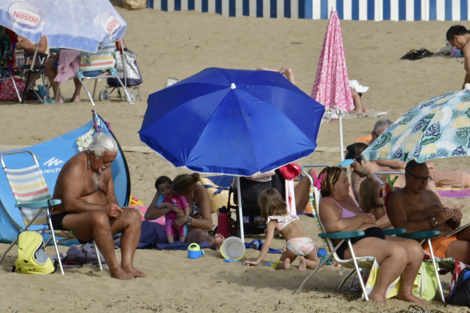 Chapuzón en Las Canteras para combatir el calor