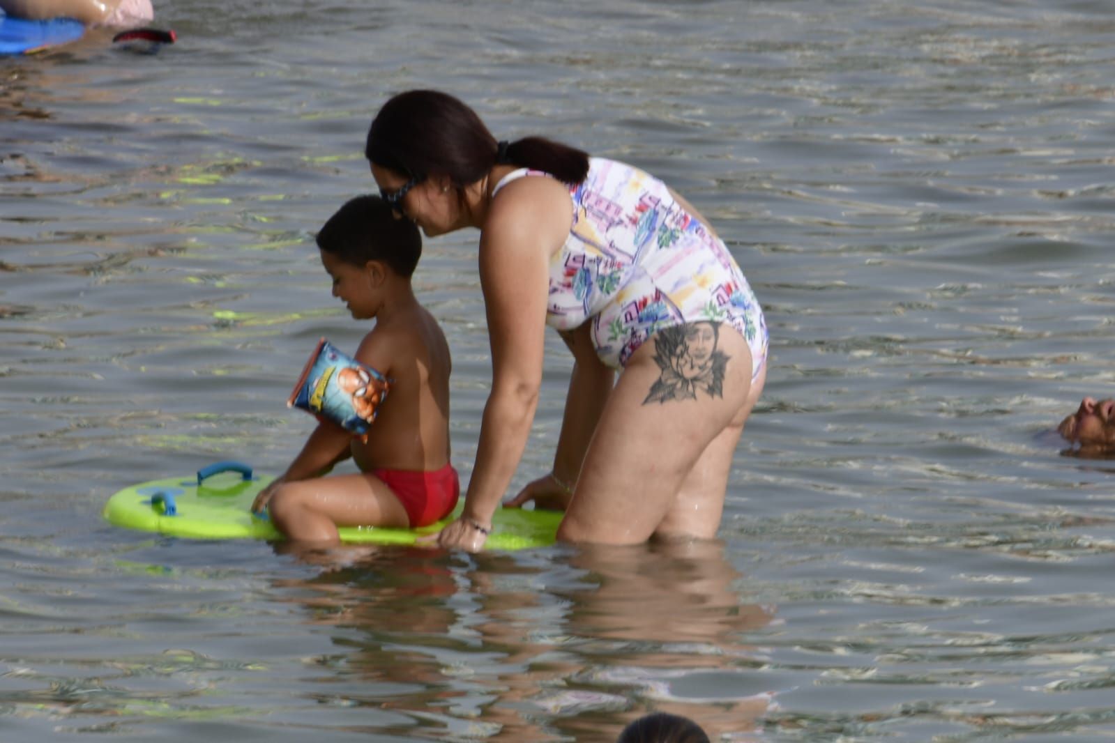 Chapuzón en Las Canteras para combatir el calor