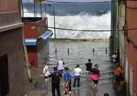 Las olas esta semana, rompiendo contra el paseo de San Cristóbal, en la capital grancanaria.