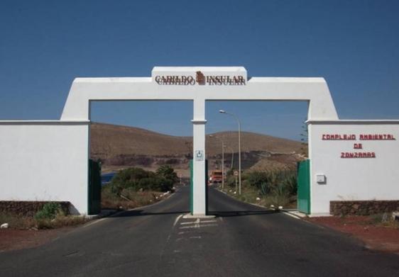 Acceso al Complejo Ambiental de Zonzamas.