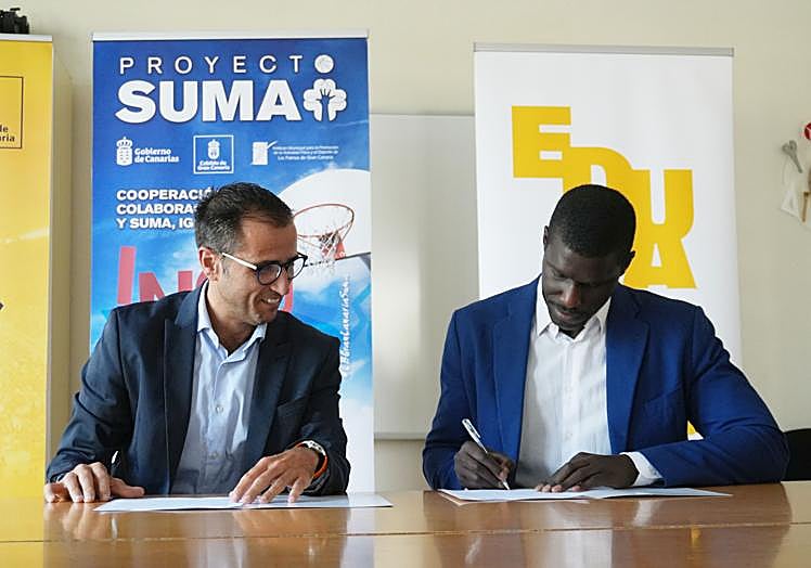 Sabroso (izq.) y Savané, en la firma de la subvención destinada al Proyecto Suma.