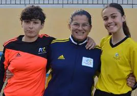 Las futbolistas canarias Adriana Suárez (Guiniguada) y Carolina Ferrera (Unión Viera), posan junto con la seleccionadora de Canarias, Ana Párez. Ambas figuran en la prelista de la Selección Española Sub-14.