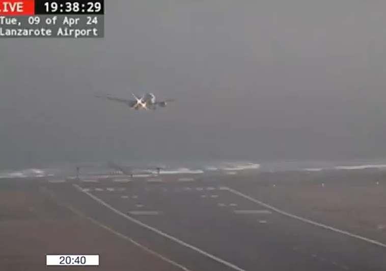 Imagen del avión aproximándose a la pista de aterrizaje.