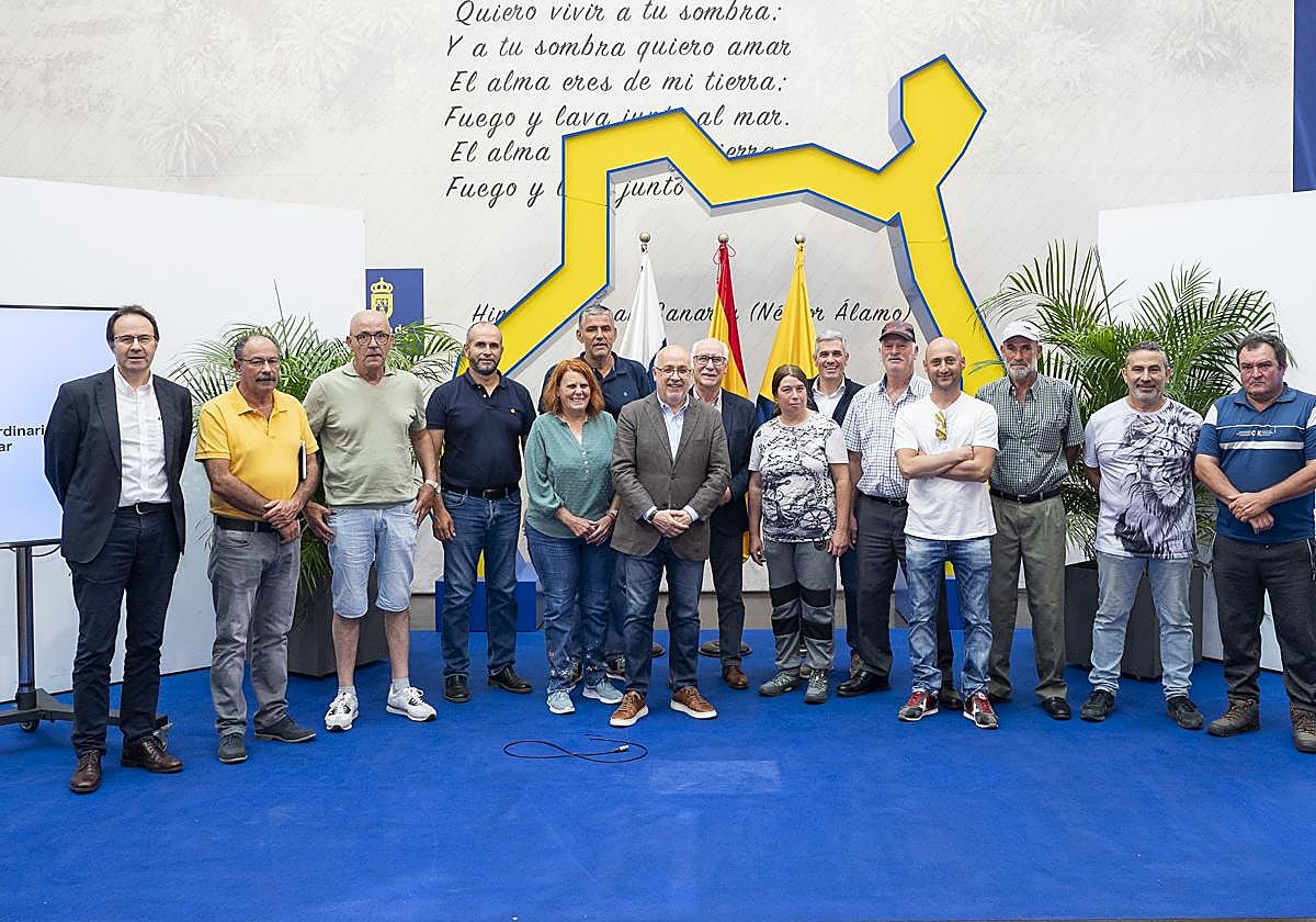 El presidnete del Cabildo se retrató este viernes con varios ganaderos de la isla.