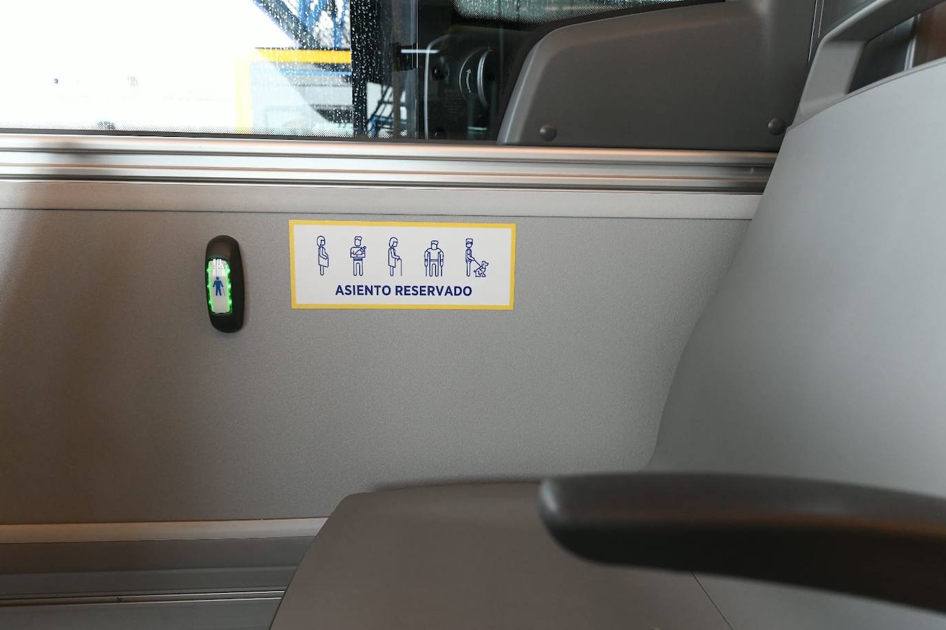 La presentación de las cuatro guaguas 100% eléctricas, en imágenes