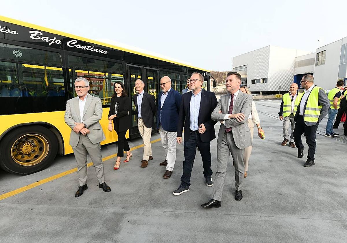 La presentación de las cuatro guaguas 100% eléctricas, en imágenes