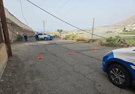 Un camión tumba un cable de telefonía y alumbrado en la carretera de El Agujero y obliga a cortar la vía
