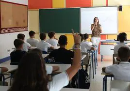 Imagen de archivo de una docente impartiendo clases.