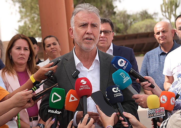 El minitro de Política Territorial y Memoria Democrática, Ángel Víctor Torres, atendiendo a los medios durante su visita a Fuerteventura.