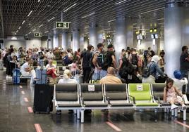 Imagen de archivo de largas colas de turistas en el aeropuerto de Gran Canaria.