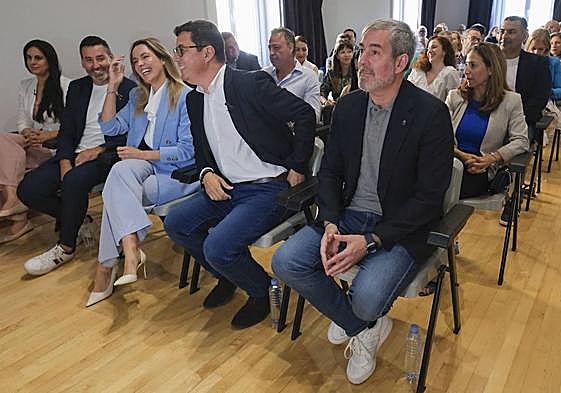 El secretario general de CC, Fernando Clavijo (d) con los líderes insulares.