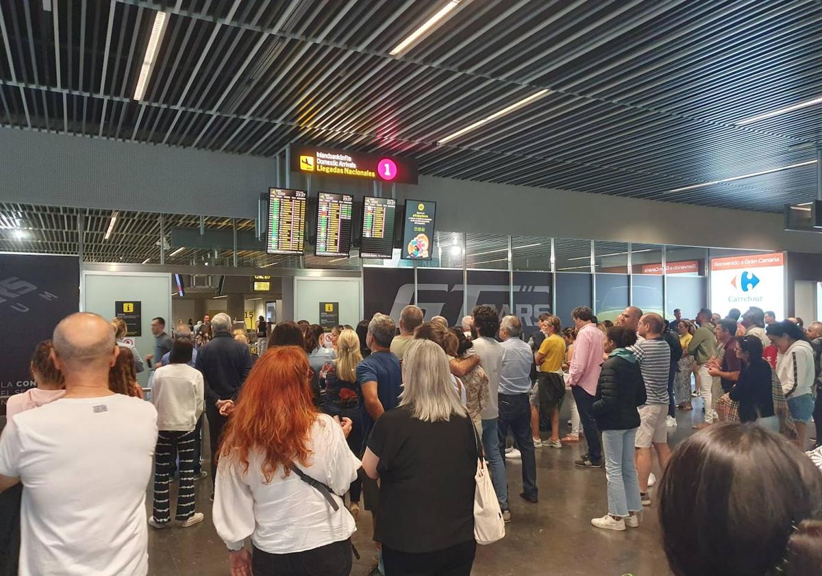 Imagen principal - El aeropuerto de Gran Canaria recupera la normalidad tras paralizar un dron su tráfico aéreo