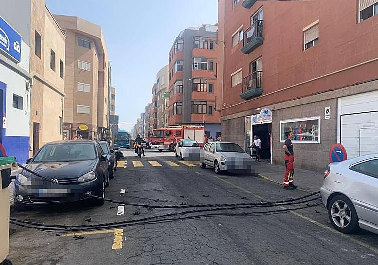 Imagen del cable de la luz ocupando la vía.