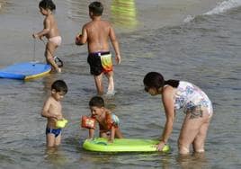 Muchos canarios buscan refugio en Las Canteras para combatir el calor.