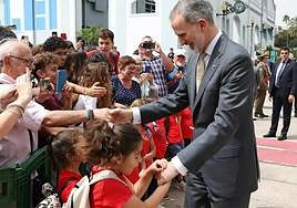 Momento en el que la niña pellizca a don Felipe.